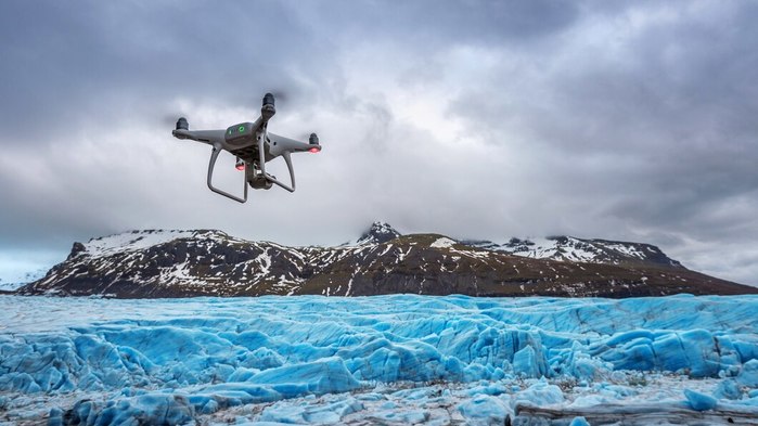 161773537_7426965_dronewithacameraisflyingoniceberg_335224624.jpg